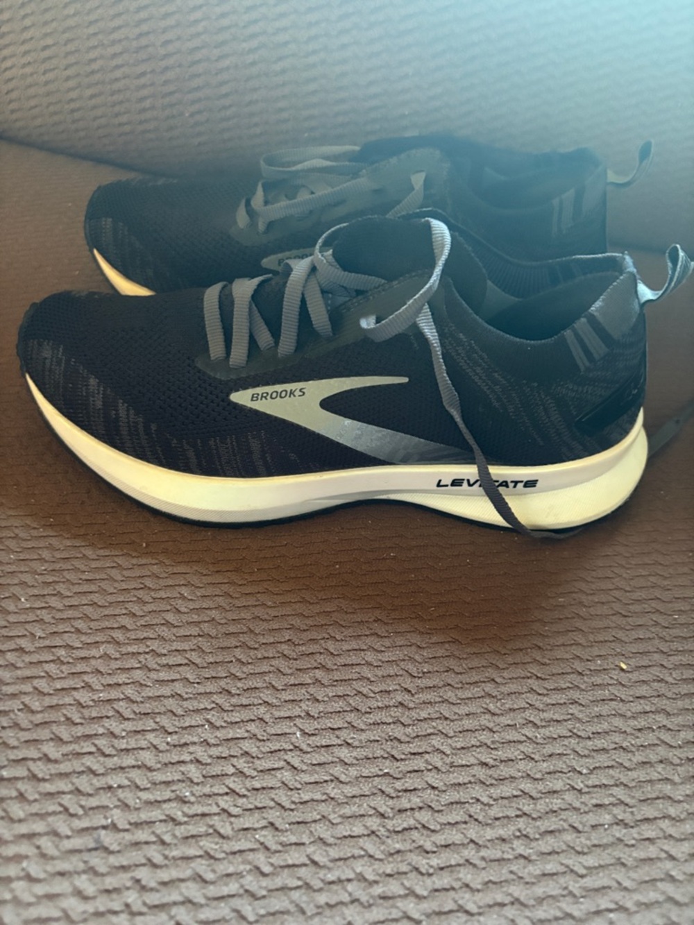 Brooks Levitate Woman’s Athletic Shoes - Black/White